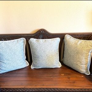 Set of 3 throw pillows